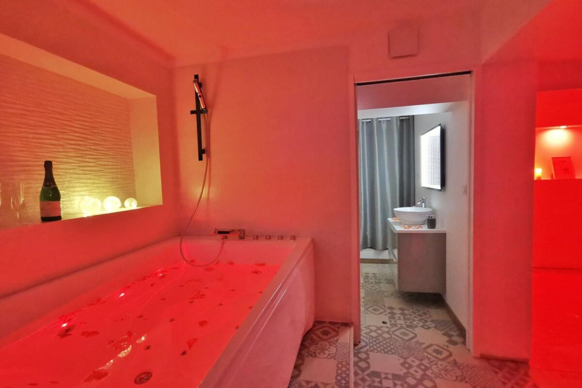 Love Room Perpignan Jacuzzi & Ambiance Romantique Villeneuve-de-la-Raho المظهر الخارجي الصورة